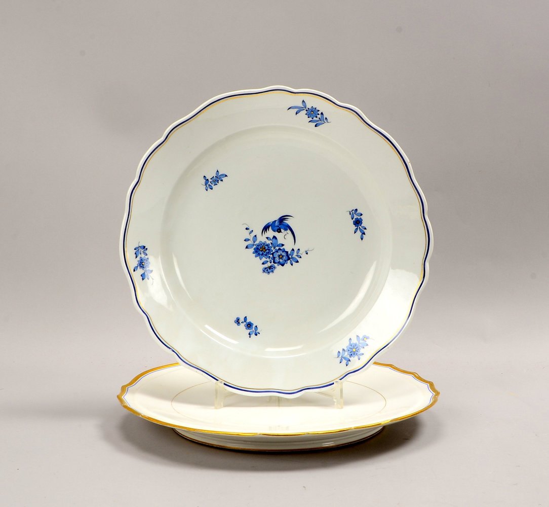 Meissen, 2 Porz.-Teller: 1x Knaufzeit, I. Wahl, Ø 36 cm; und 4-gestr., Ø 34,5 cm