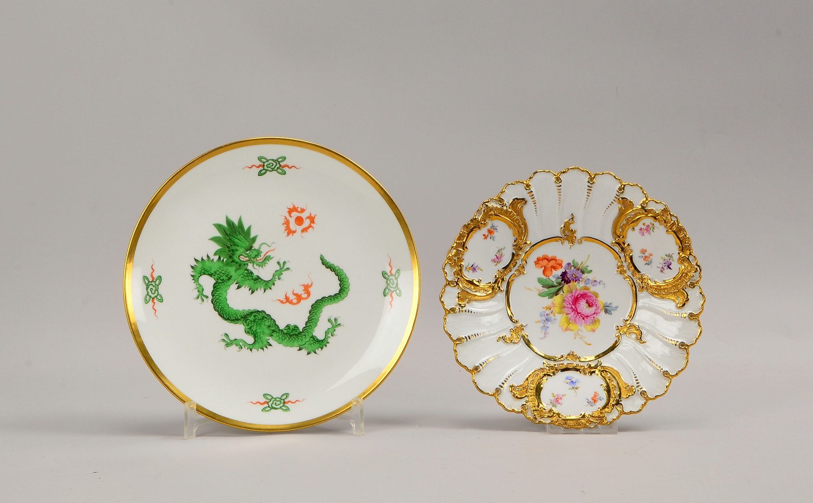 Meissen (Schwertermarke, I. Wahl), 2 Porz.-Teller; Ø 22,5 cm, und Ø 25,5 cm