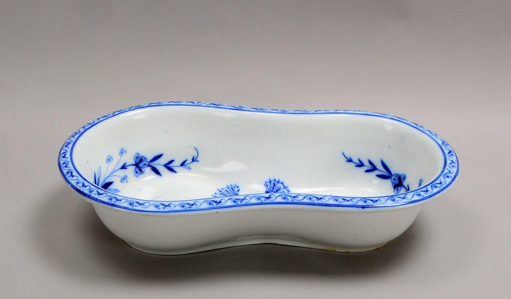 Alte Porz.-Schale (Babybadewanne?), nierenf., flor. Unterglasurmalerei; Länge 49,5 cm