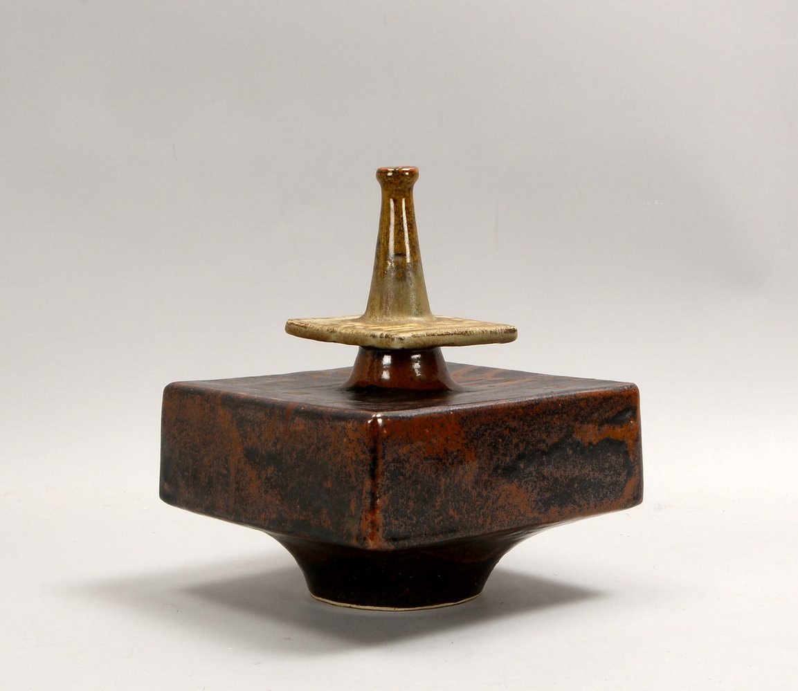 Crumbiegel, Dieter (*1938), Künstler-Keramikvase, außergewöhnl. Ausf., mit Bodensign.