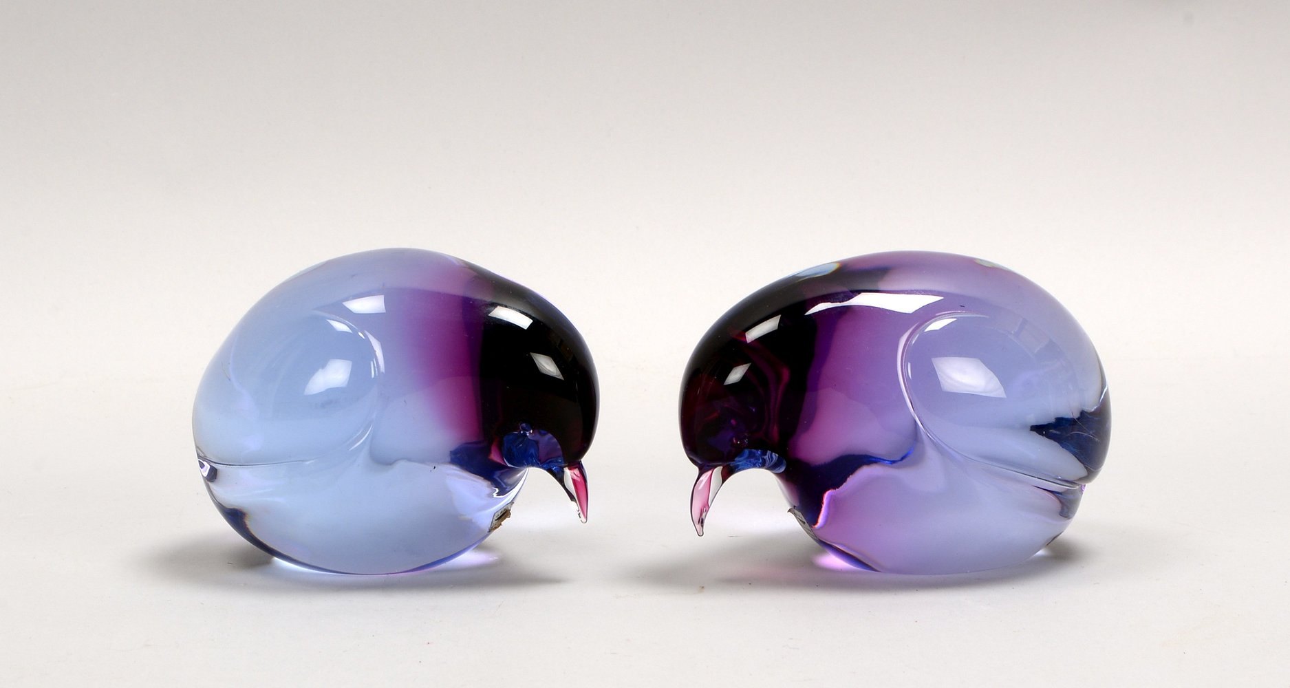Gral/Dürnau, 2 Glasskulpturen, stilis. 'Pinguine', in Blau-/Rot-Violett, Entw. L. Seguso
