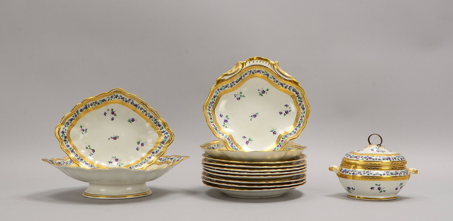 Royal Crown Derby, Restservice, 'Streublümchen'; 8x Teller, 4x Schalen, 1 Saucière