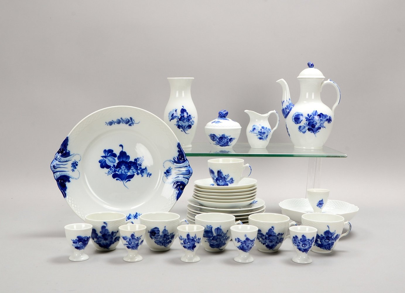 Royal Copenhagen, Kaffeeservice, 'Blaue Blume', für 6 Pers.: Kaffeekern, Gedecke u.a.