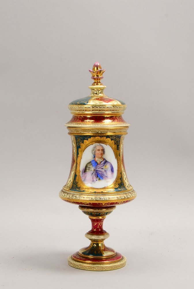 Wien Augarten ('Bienenkorb'-Marke), Deckelvase mit Portraitdarst. 'Louis XV', sign.