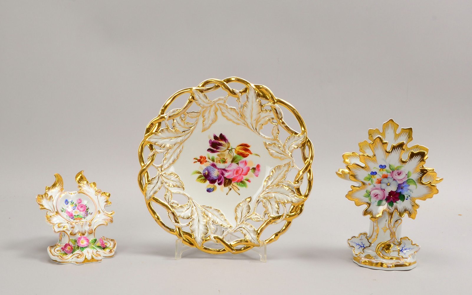 3 Tischporzellan-Teile, Blumendekor und Goldstaffage: Teller, Salière und Vase