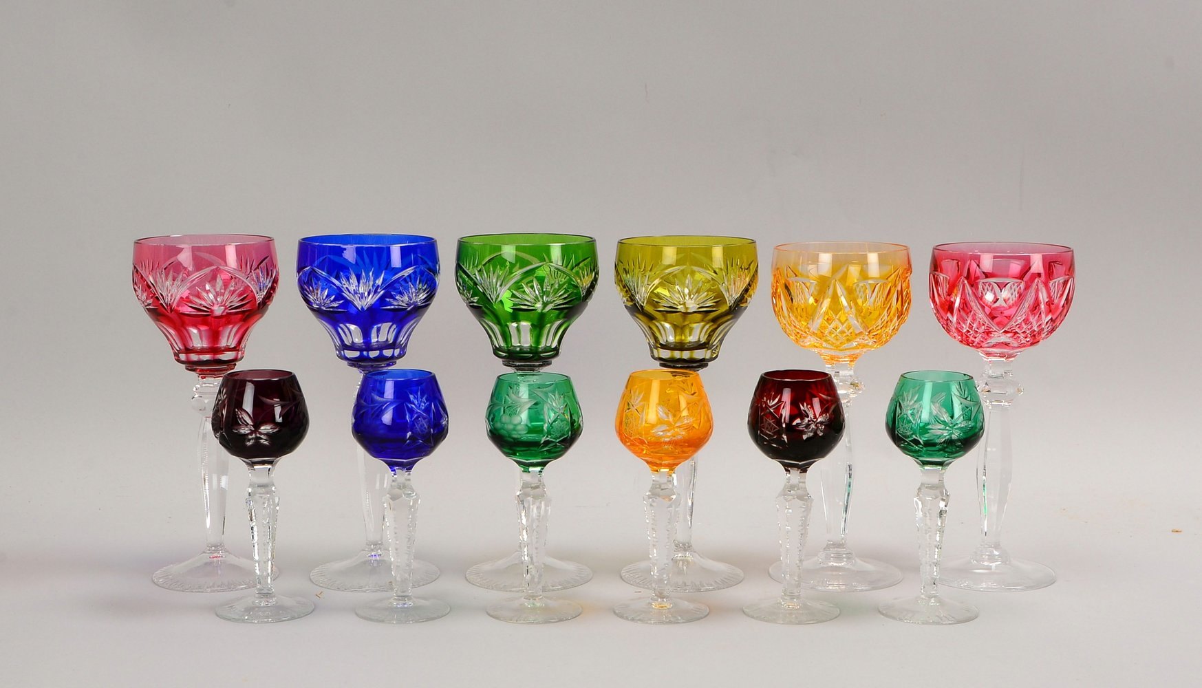 Tischglas-Konvolut, Glasrömer, Bleikristall, verschiedenfarbig/beschliffen, 12 Stück: 6x Weinrömer/d