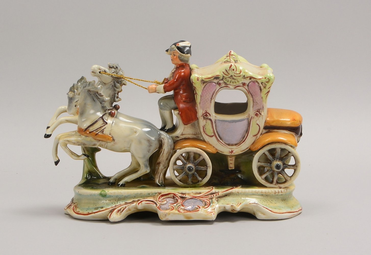 Porz.-Figurengruppe, 'Zweispänner mit Kutscher', im Boden gem. ('Bekröntes N')