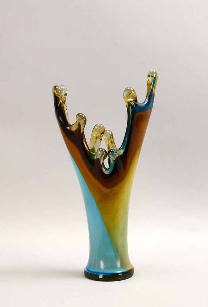 Designer-Tischvase, alt, Glas mit Schliereneinschm., im Boden mit Abriss; Höhe 44 cm