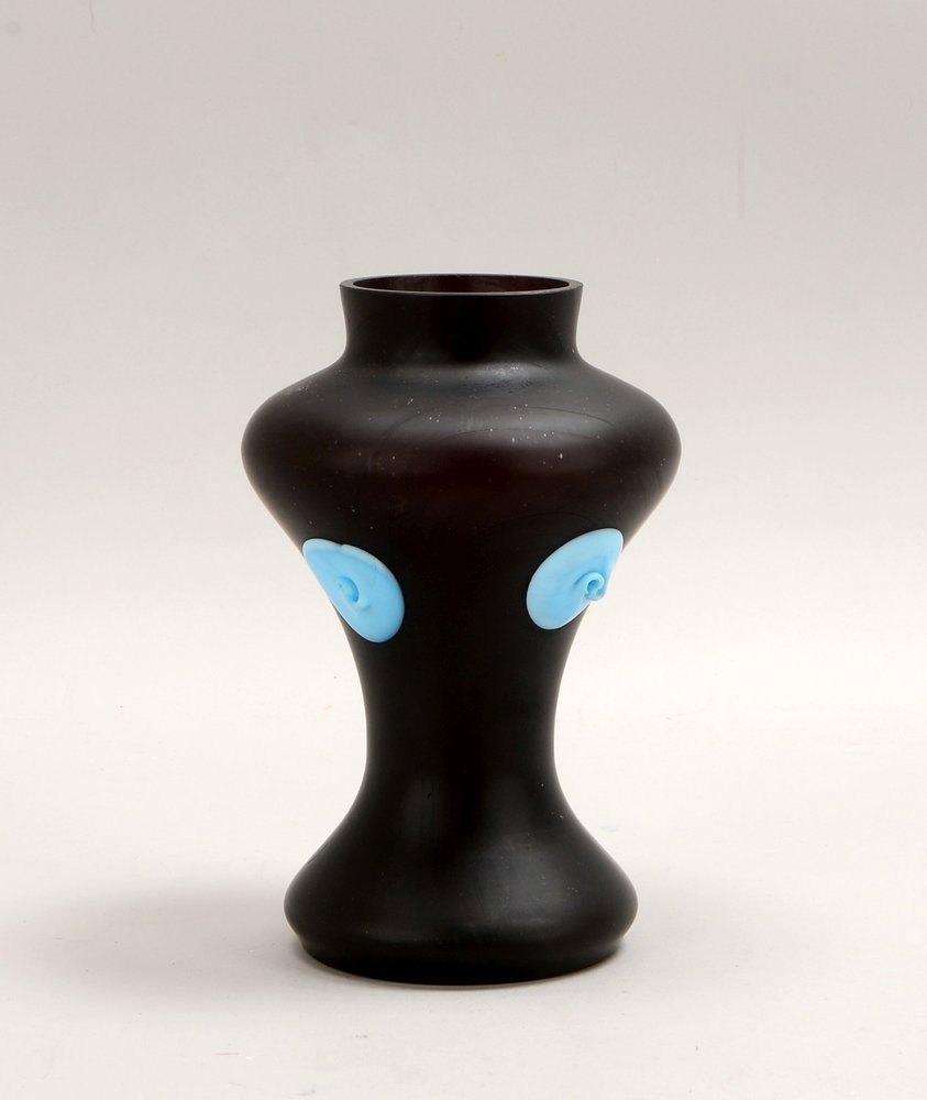 Tischvase (Jugendstil, um 1900), dunkelviol./fast schwarze Anmutung, 4x hellbl. Noppen