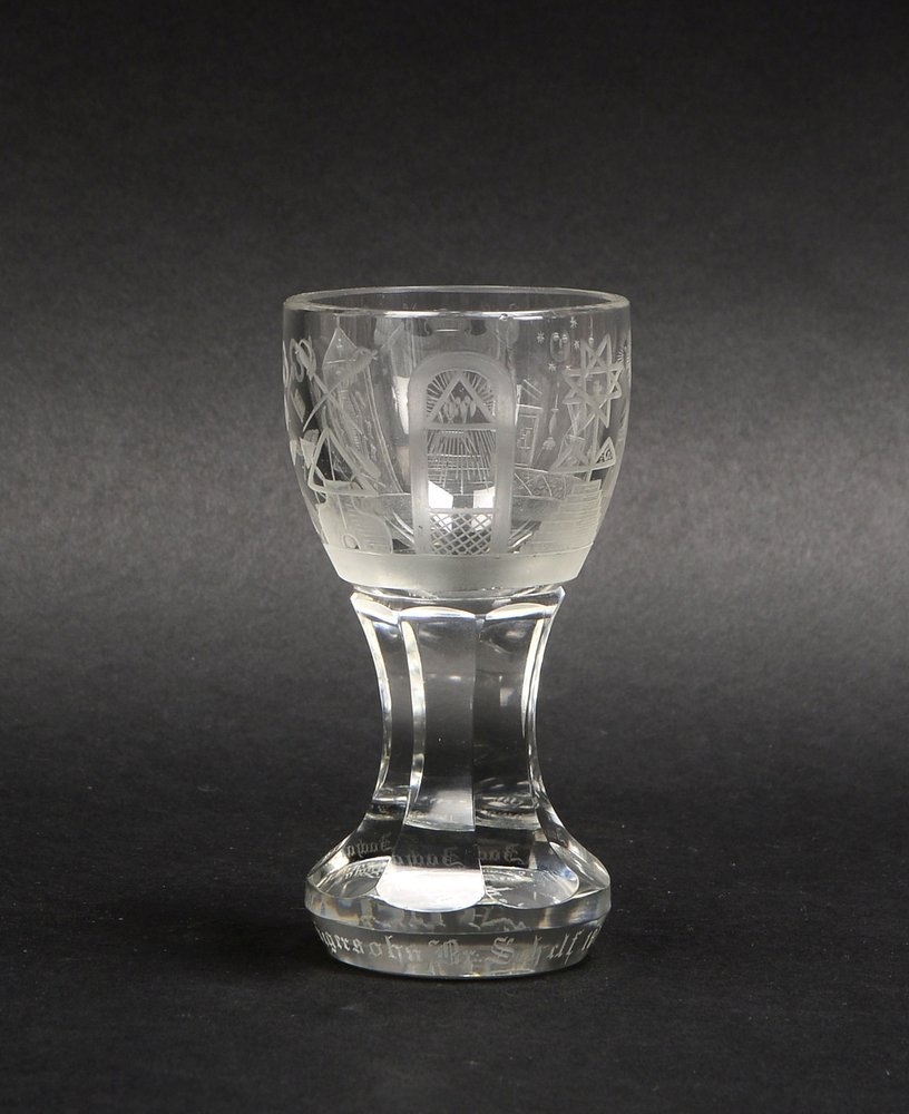 Sammler-Logenglas, mit geschl. 'Freimaurer'-Symbolen, mit Widmung; Höhe 14 cm