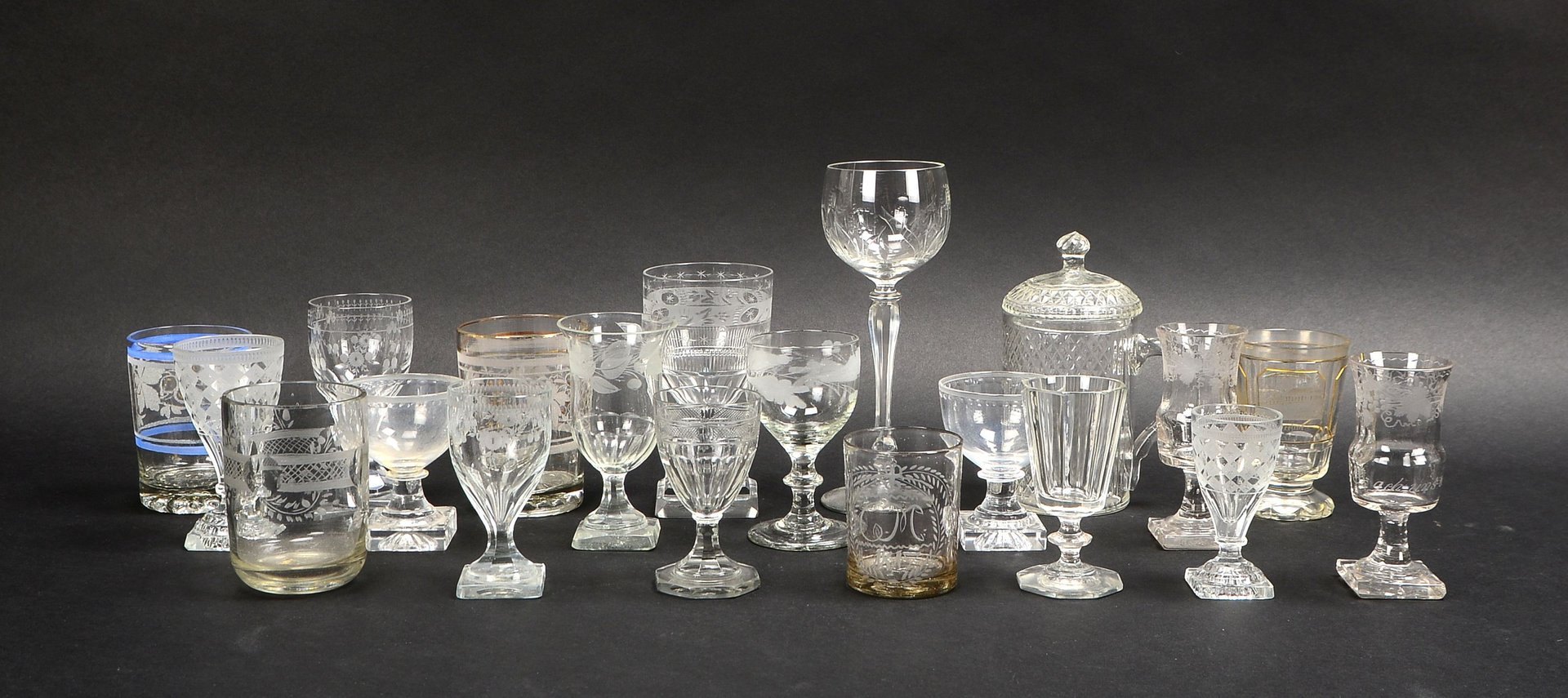 Konvolut alter Trinkgläser, farbl. Glas, geätzt und geschliffen, versch. Ausf., 20 Stück