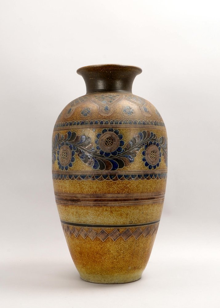 Bodenvase (Handarb.), Steingut, florales/ornament. Dekor, im Boden ritzsign.; Höhe 68 cm