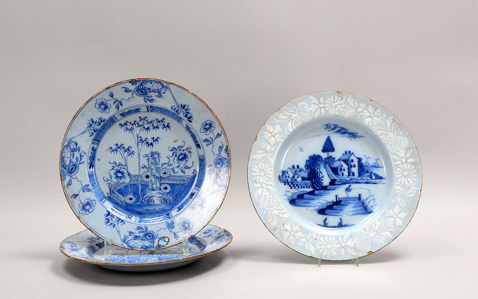 3 Fayence-Teller (Delft, 18. Jh.), mit Blaudekor im ostasiat. Stil; Ø 29,5 cm