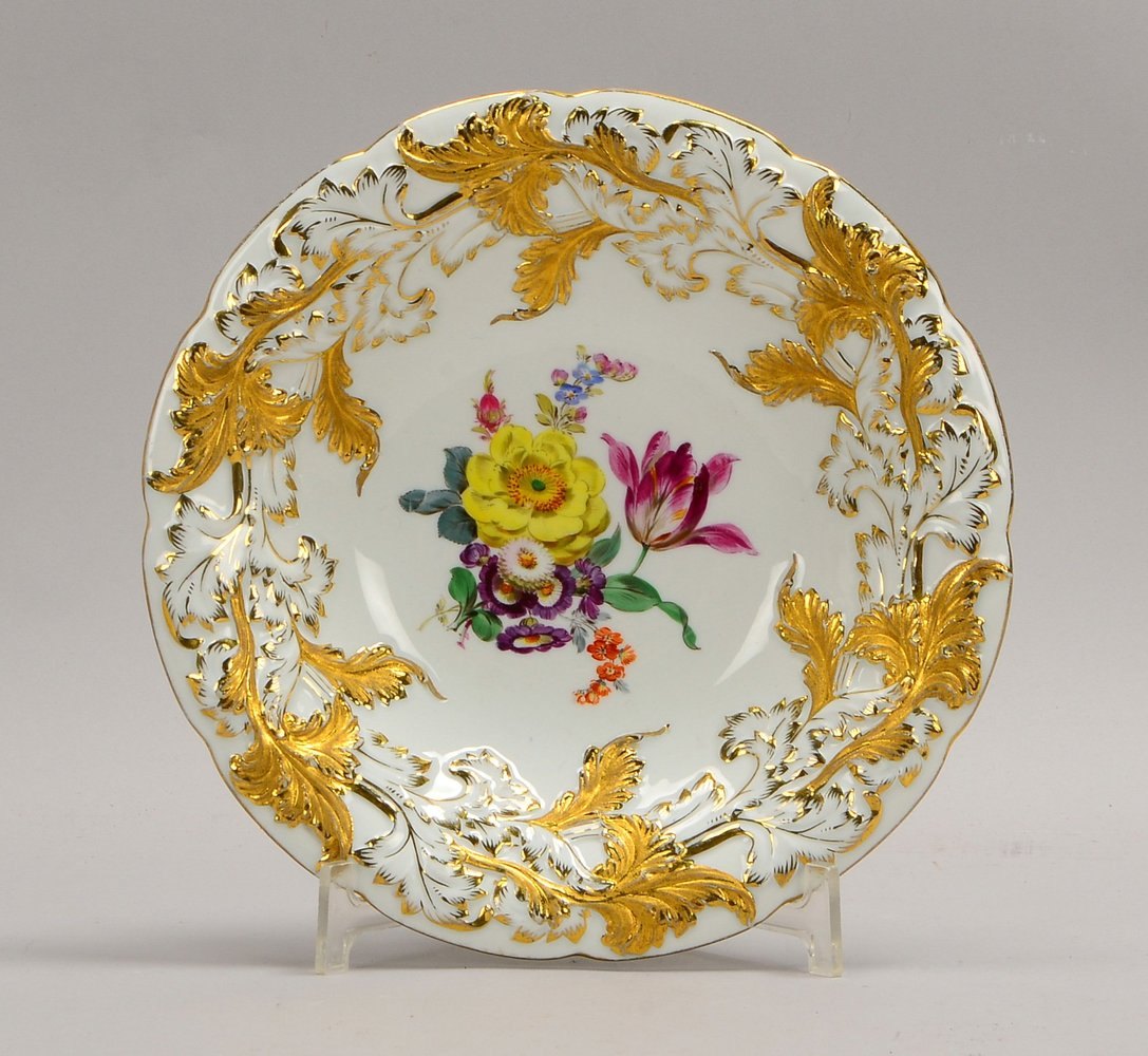Meissen (Schwerterm.), Porz.-Teller, polychr. Bemalung, goldstaffiert; Ø 25 cm