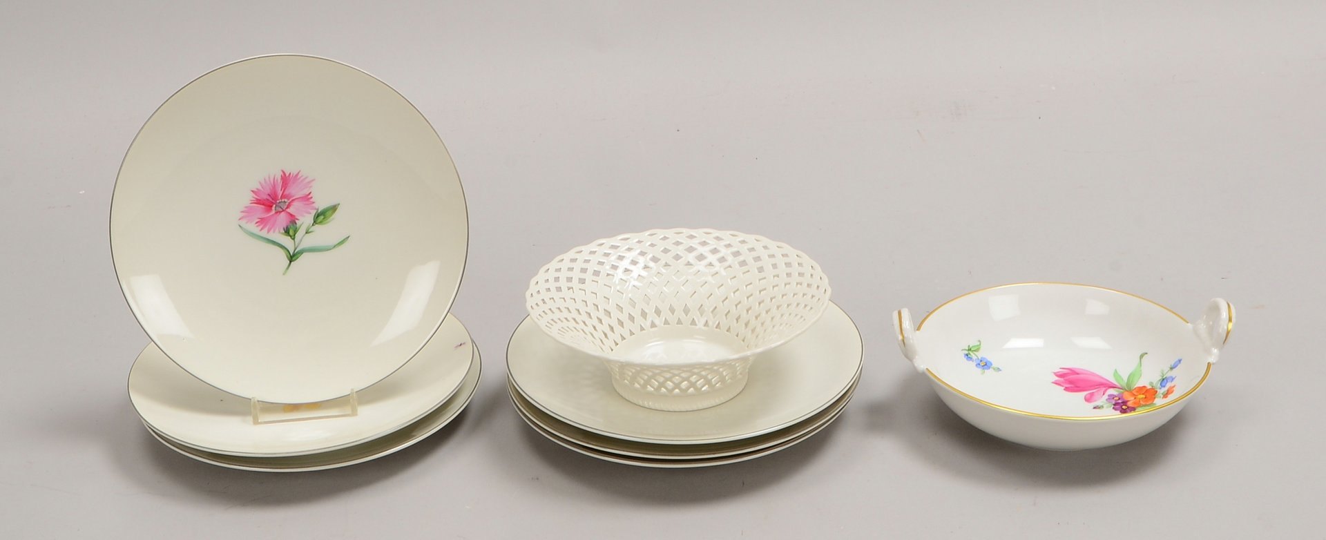 KPM (Zepterm.), 6x Kuchen-/Gebäckteller, flor. Motive in Handbem., und 2 Schalen