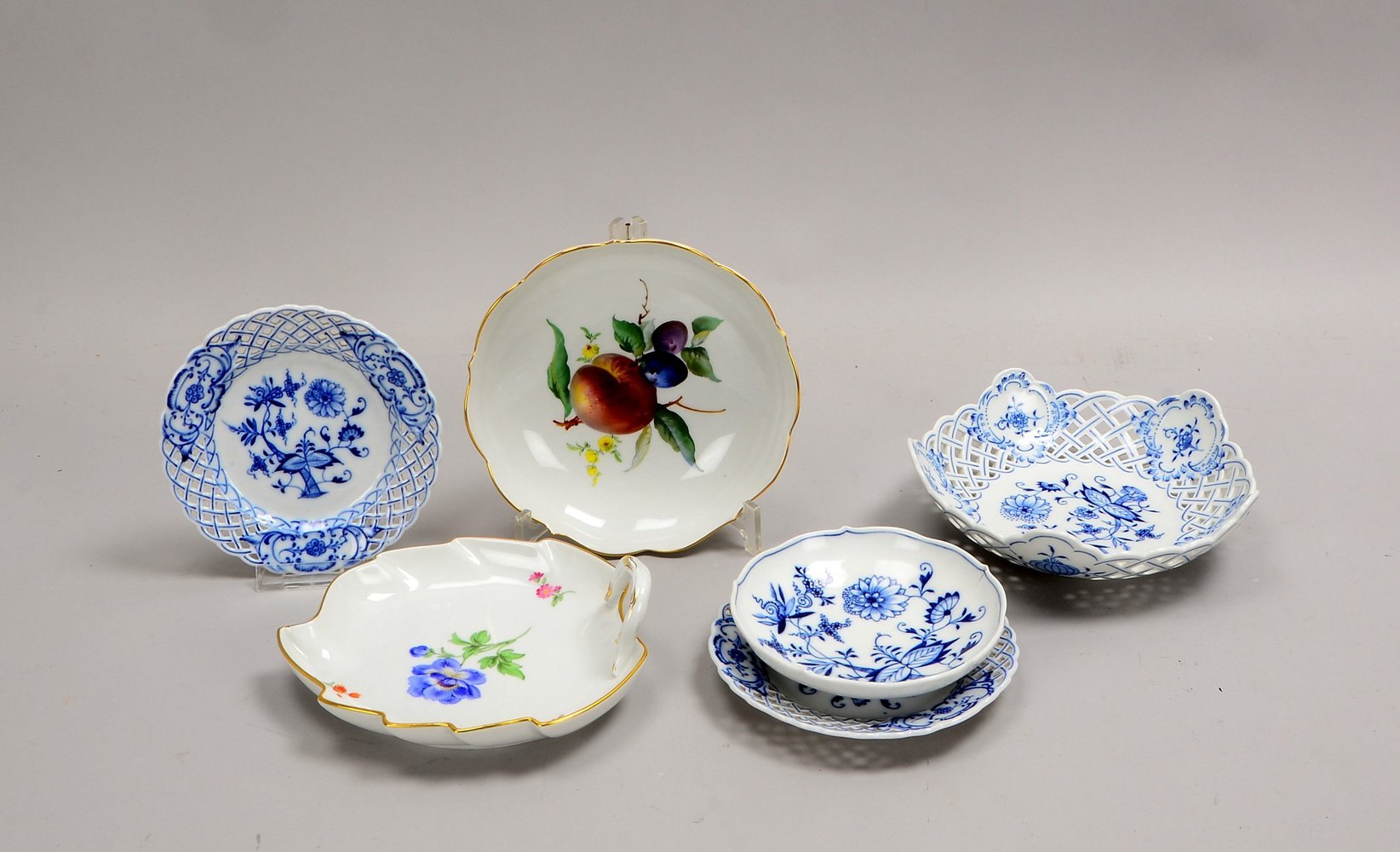 6 Meissen-Servierteile, Zwiebelmuster: Blattschale, Schale mit Wellenrand, 4x Schälchen