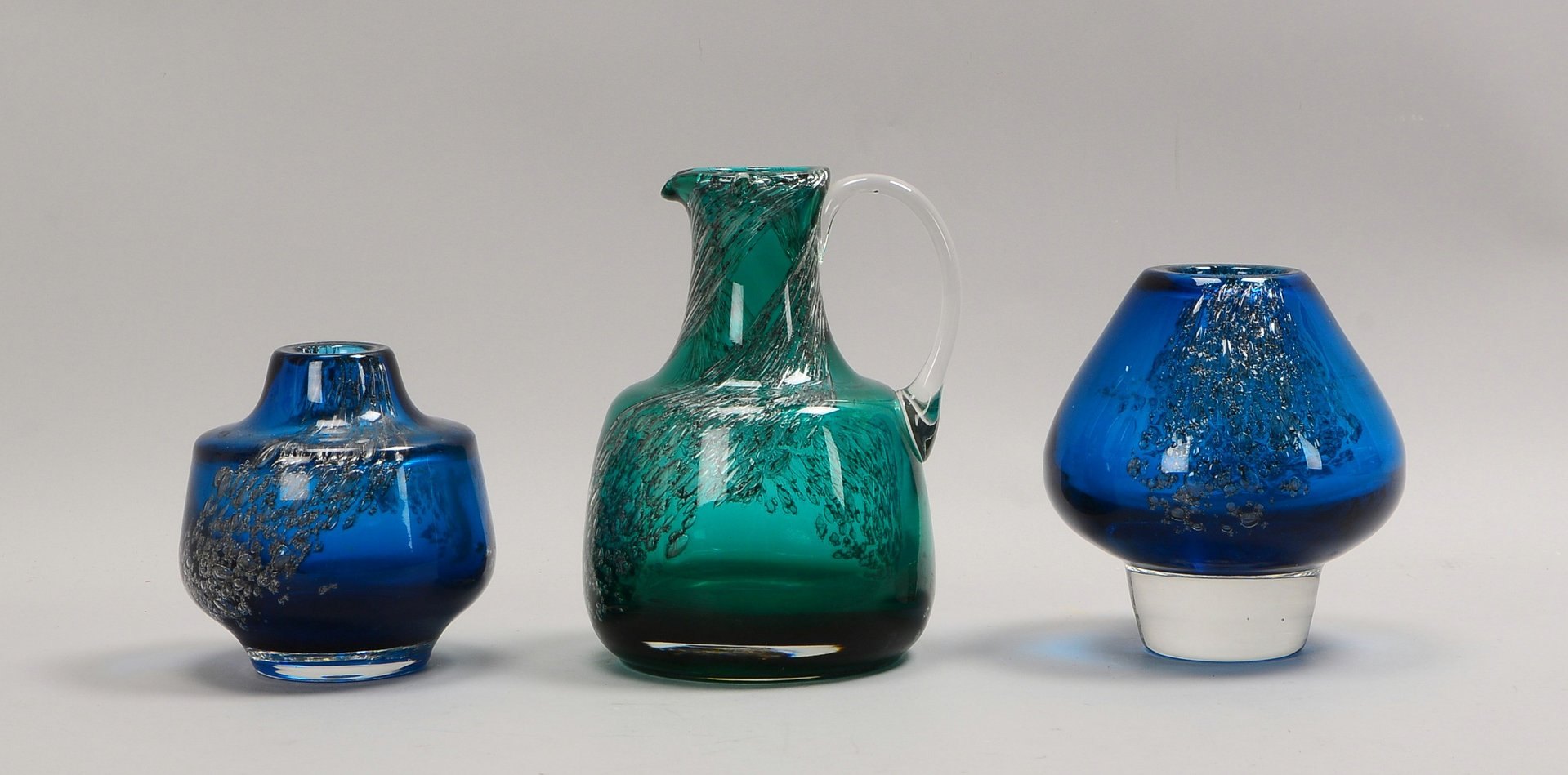 2 Tischvasen und Henkelkrug, Klarglas grün/blau unterf., Blaseneinschm.; Höhe 15 cm/23,5 cm