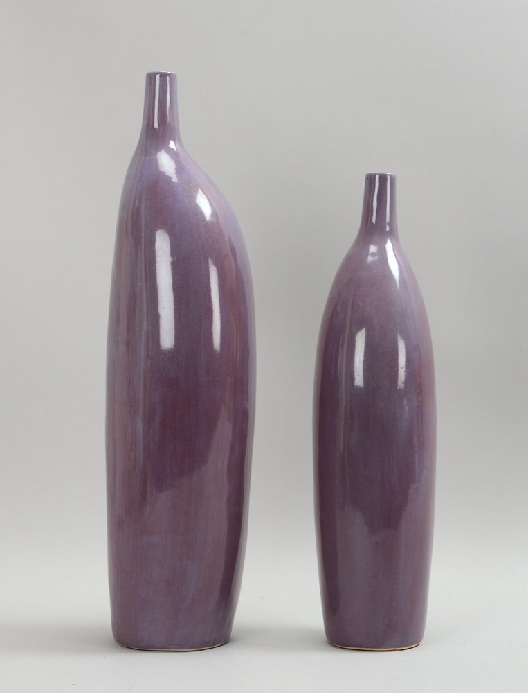 2 Tischvasen, Keramik, mit purpurf./violetter Glasur, unters. gem.; Höhe 46 cm/56,5 cm