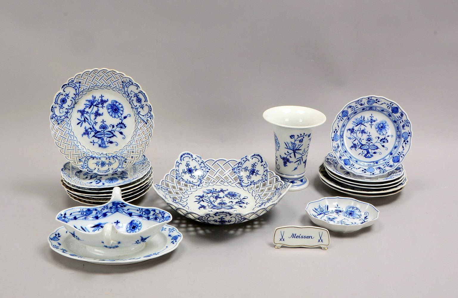 Meissen, Tischporz., Zwiebelmuster, 18 Teile; Aufsteller, Stadt Meißen-Teller und Schale