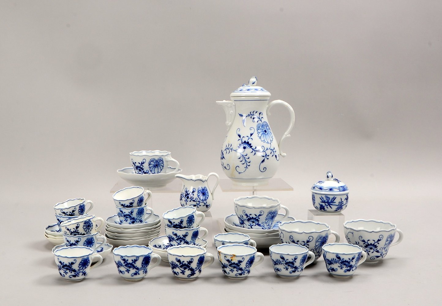 Meissen, Kaffee-/Mokkaporz.-Konvolut, Zwiebelmuster: Kaffekern und div. Tassen