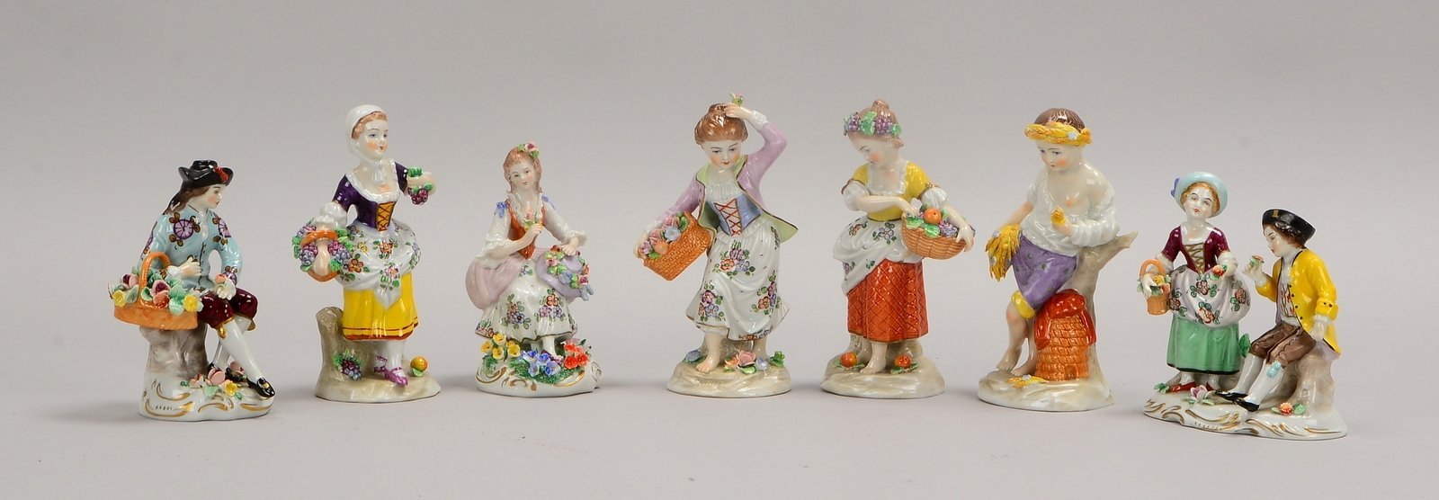 Sitzendorf, kl. Porzellanfiguren-Konvolut, handbem., 7 Stück; Höhe 11,5 cm - 14 cm