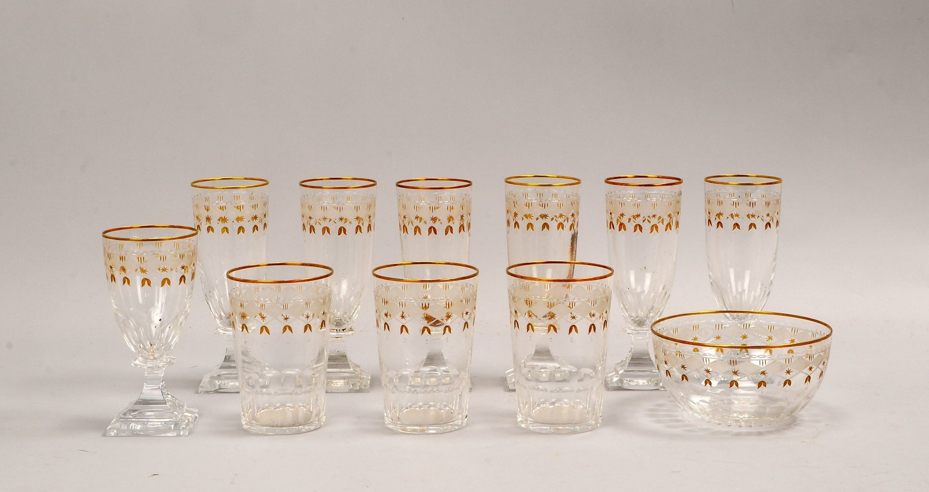 10 Trinkgläser/Sektgläser und einzelne Schale, geschl./geätztes Glas, goldstaffiert