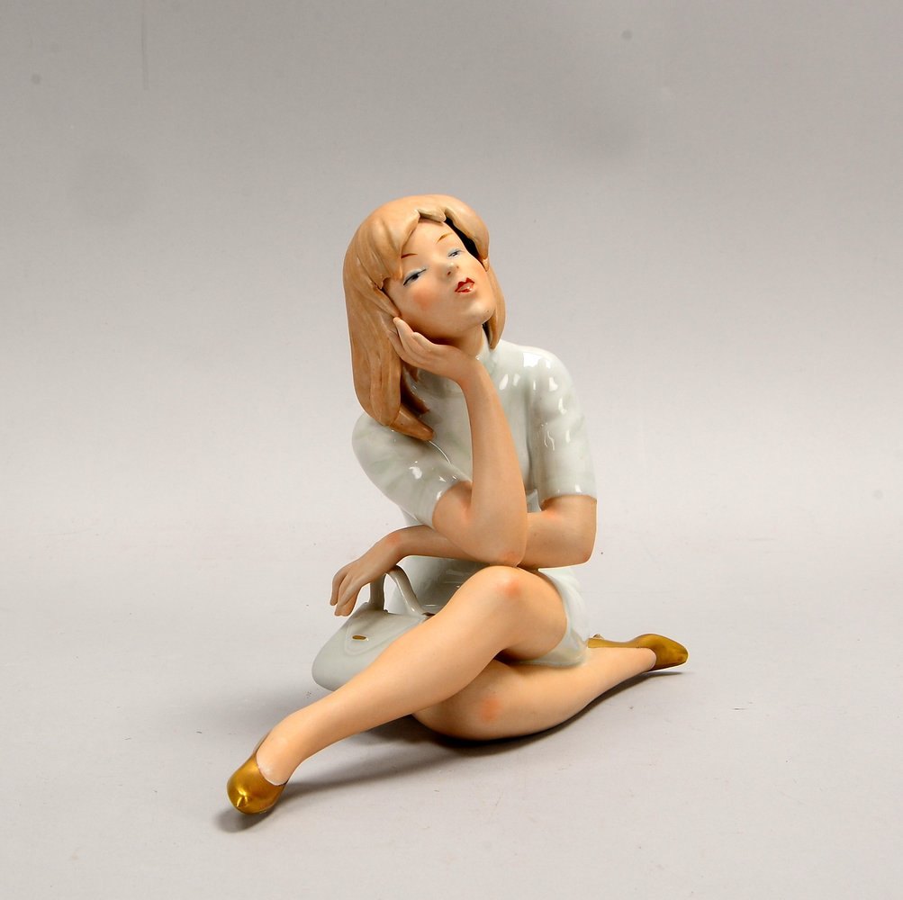 Wallendorf, Porzellanfigur 'Junge Frau', Entwurf: Kurt Steiner; Höhe ca. 15 cm