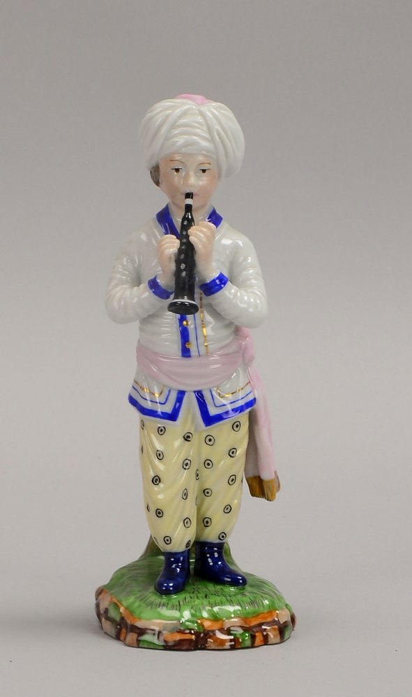 Höchst, Porzellanfigur, alt, 'Knabe mit Turban und Flöte'; Höhe 18 cm