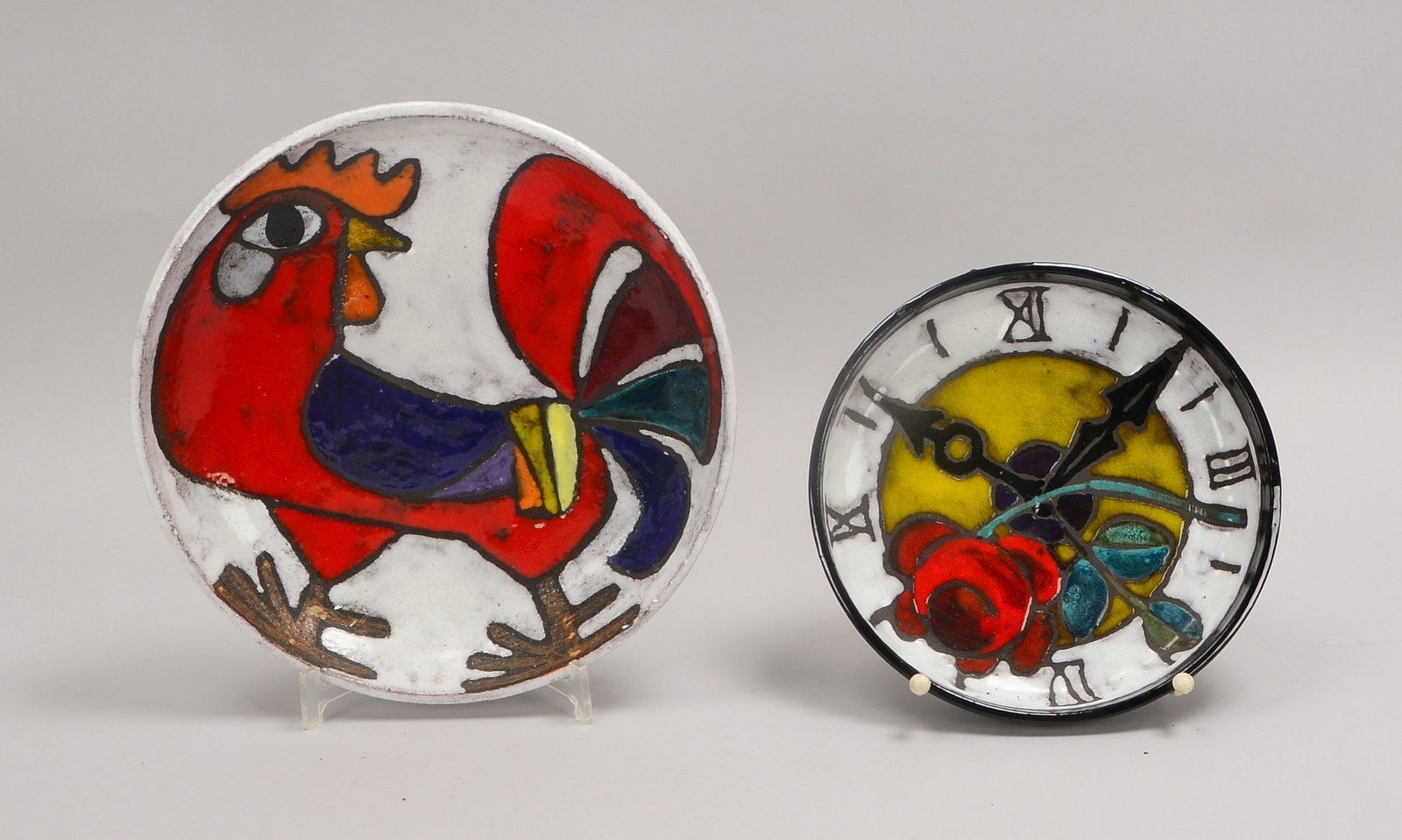 Weichberger, Heide, 2 Künstler-Keramikteller: 'Hahn', Ø 30 cm, und 'Uhr', Ø 23 cm