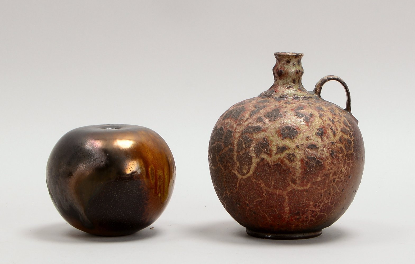 Enke, Mario, 2 Künstler-Keramikvasen/davon 1x mit Künstlersignet; Höhe 10/16 cm