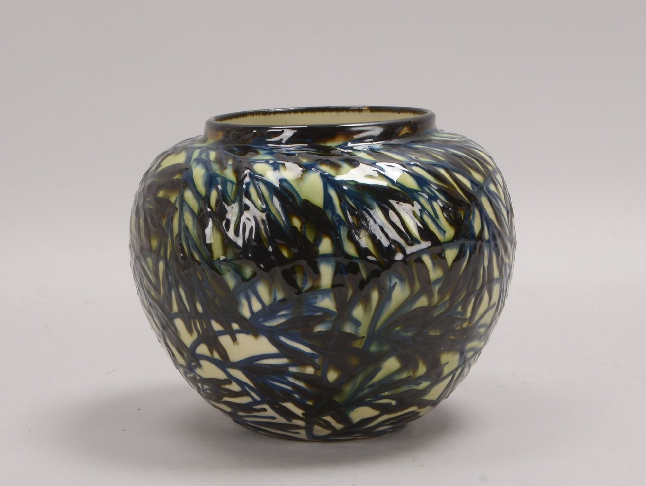 Majolika Manuf. Karlsruhe, Vase mit Schlickermalerei, 'Weidenkätzchen', Entw. Max Laeuger