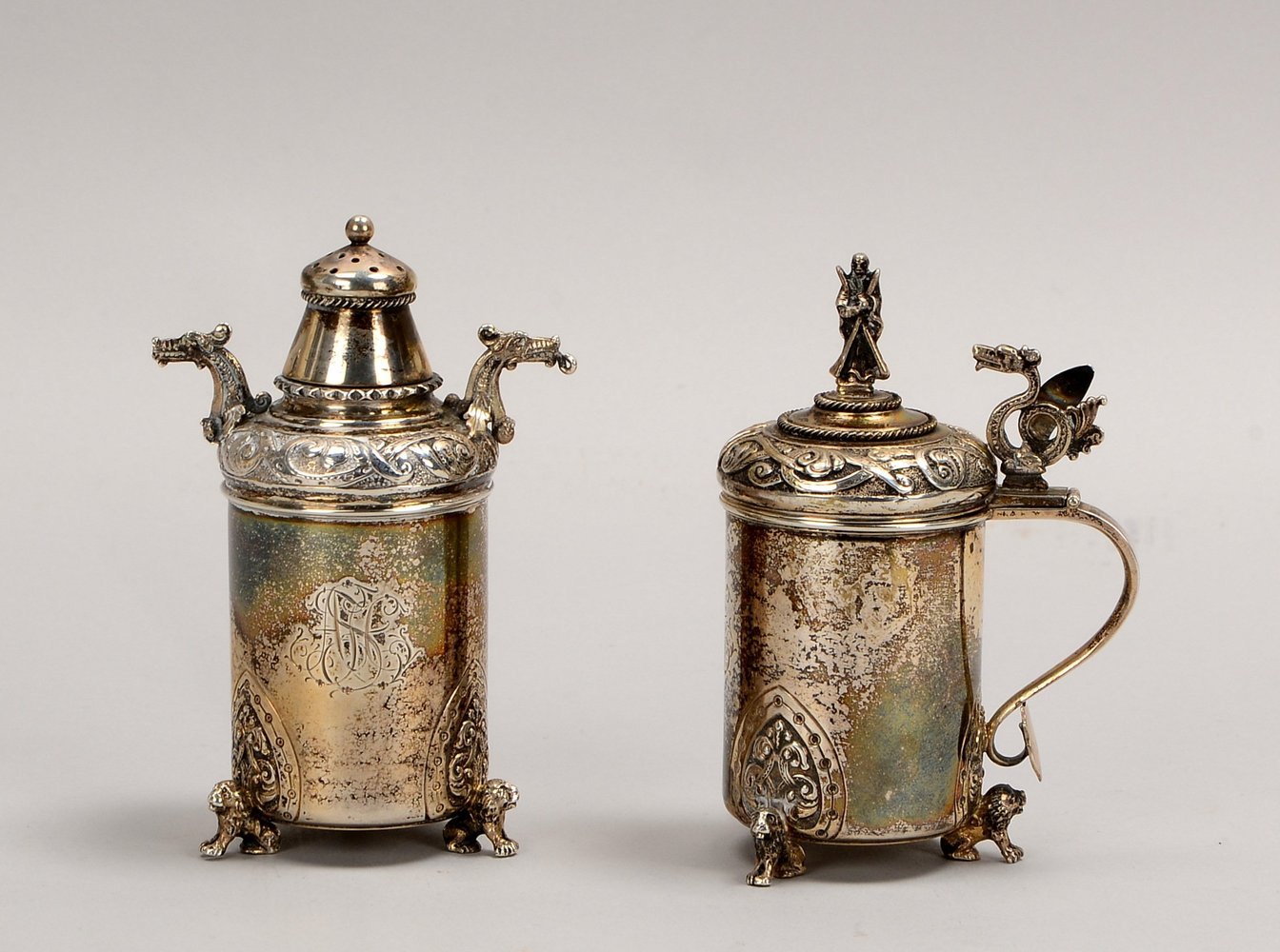 2 Würzgefäße, 830 Silber (u.a. Meisterpunze 'TO'), Salzstreuer und Senftöpfchen/mit Glaseinsatz; Höh
