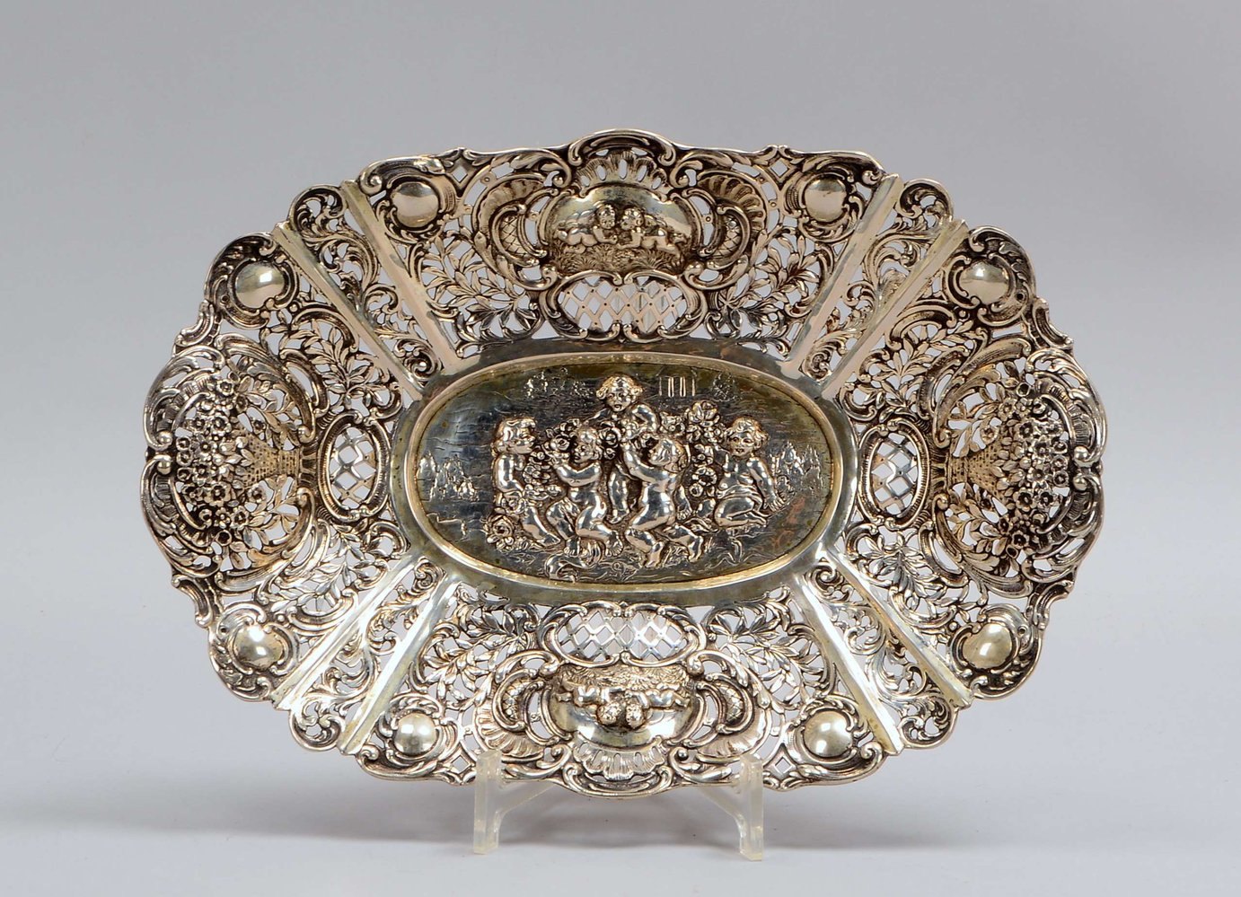 Barocke Schale/oval, 800 Silber, floral durchbr. Wandung mit Reliefdekor; Gew. 354 g
