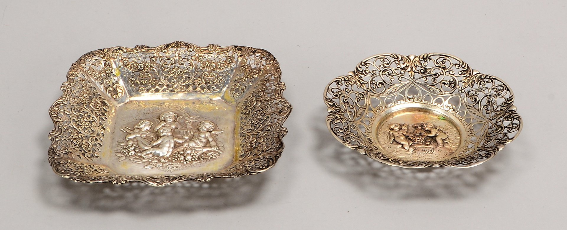 2 barocke Schalen, 835/800 Silber, floral durchbr. Wandung/mit relief. Motiv; Gew. 268 g