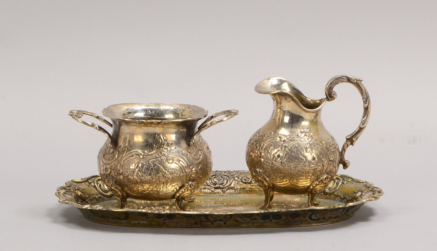 Zucker/Sahne auf Tablett, 800 Silber, barocke Ausf. mit flor. Reliefdekor; Gew. 382 g