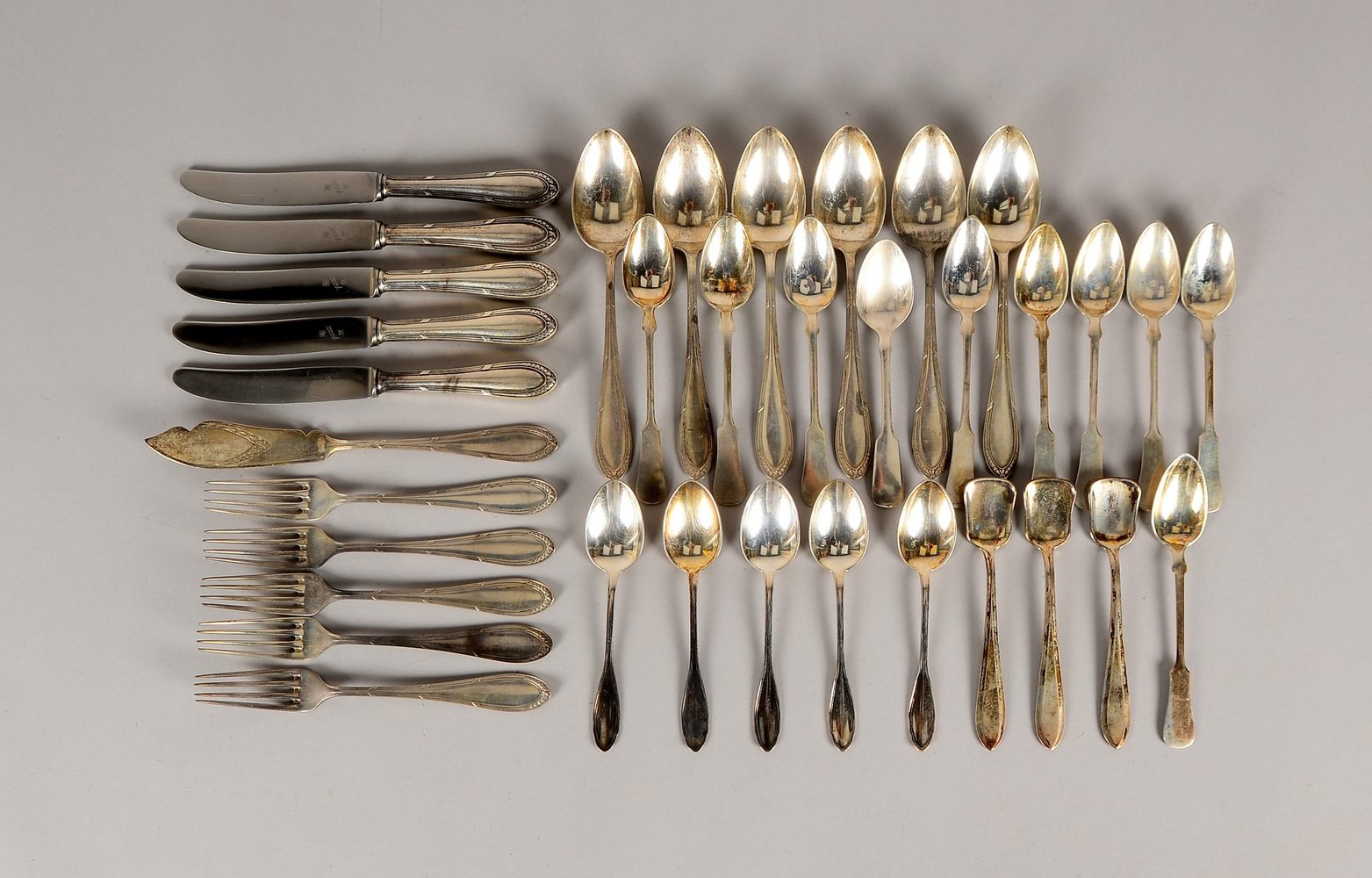 Tafelbesteck-Konvolut, Silber, versch. Tafelmesser, Speisegabeln, -löffel, u.a.; Gew. 835 g