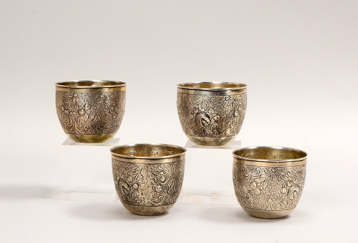 4 Faustbecher, Silber, mit vegetabilem Reliefdekor; Höhe 6,5 cm, Gew. 530 g