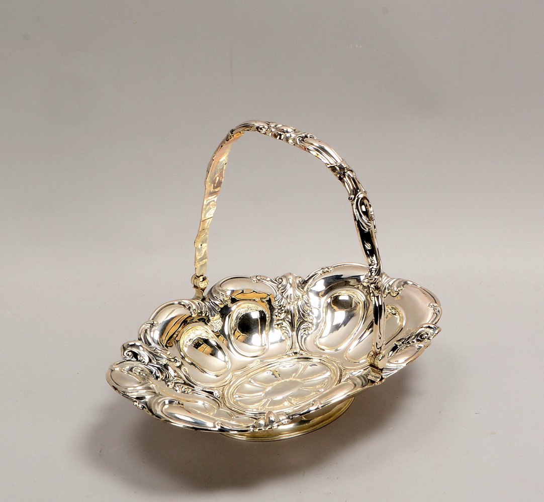 Henkelschale, 13-löt. Silber (punz.); Breite 32 cm, Höhe/mit Henkel: 25,5 cm, Gew. 403 g