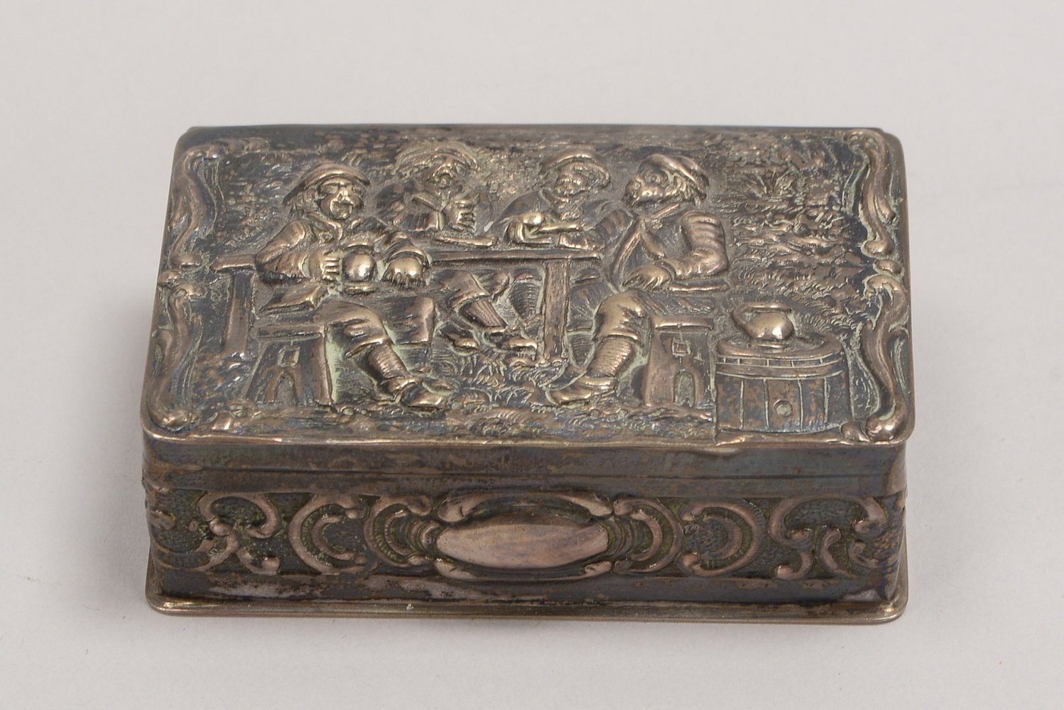 Tabatière (Ende 19. Jh.), Silber, mit Reliefdekor/'Wirtshausszene', Innenverg.