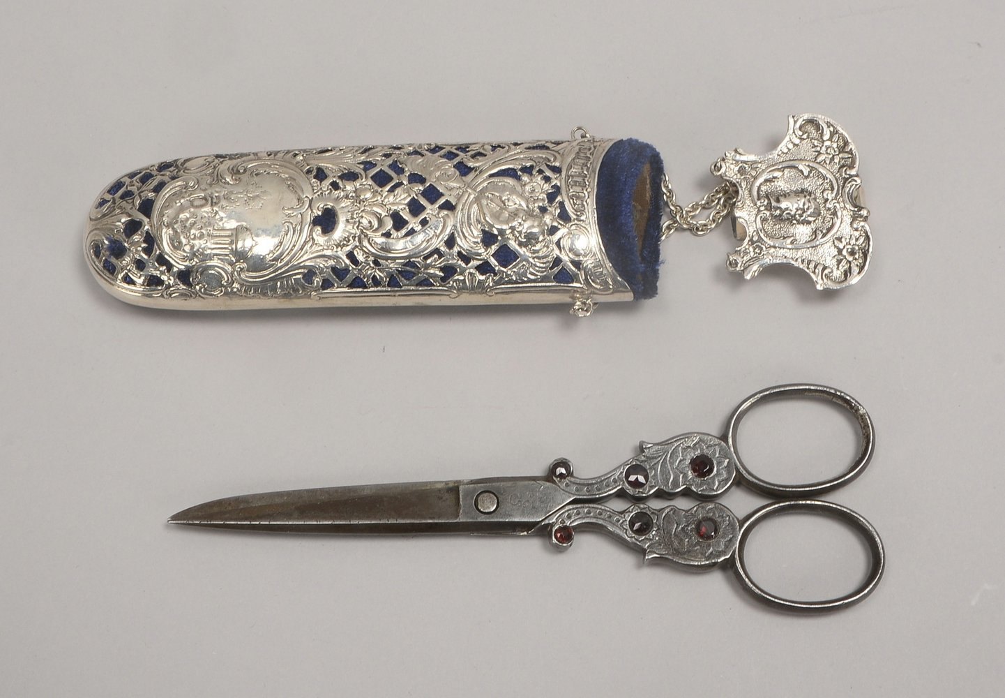 Feines Silber-Futteral (gepr.), durchbr., Gew. 59 g; mit Eisenschere/mit Steinbesatz