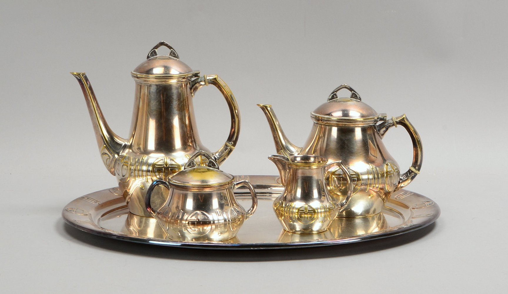 Kaffee-/Teekern auf Tablett (Art déco), vers., punz.; Tablett Ø 46 cm (mit Abrieb)