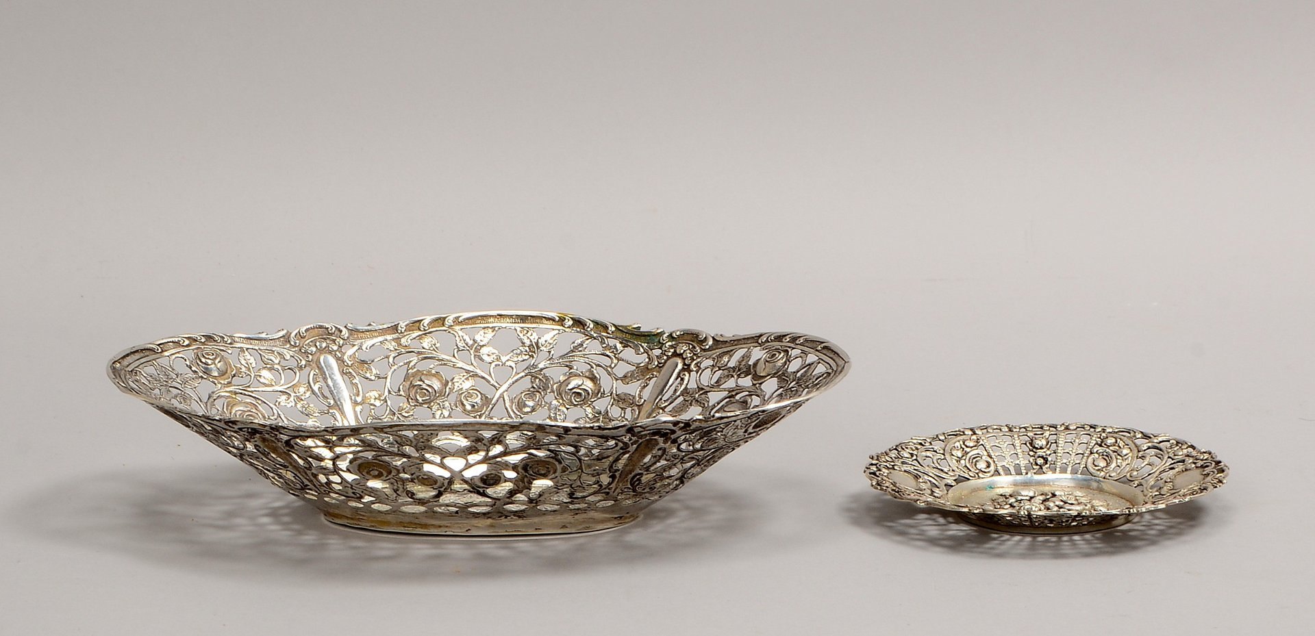 2 Schalen, 800 Silber: 1x rund, 'Rose', 1x oval, mehrf. punz., 'Galante Szene'; Gew. ca. 222 g
