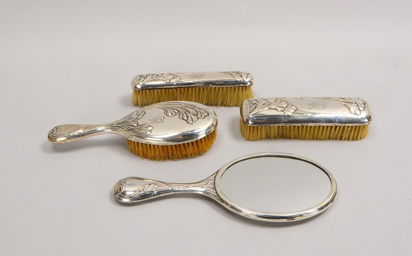 4-tlg. Toilettenset, 800 Silber, mit Jugendstil-Reliefdekor, grav. Monogr. 'CR'