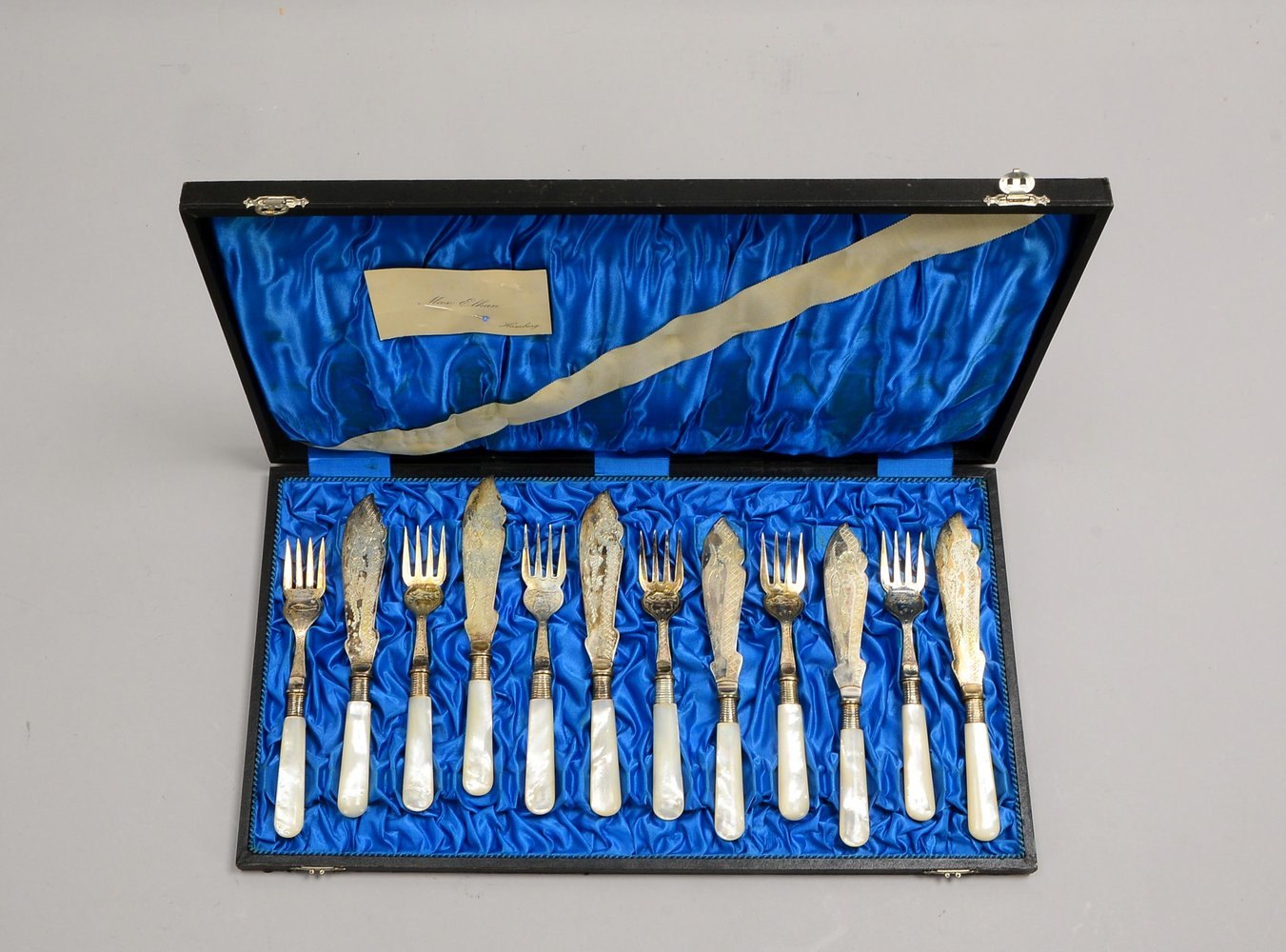 Fischbesteck (wohl England), versilbert, mit Perlmutt-Griff, für 6 Personen
