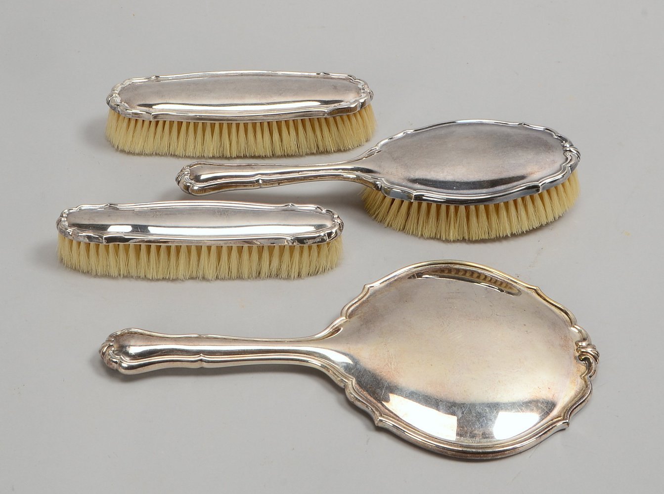 4-tlg. Toilettengarnitur, 835 Silber: 1 Handspiegel und 3x Bürsten