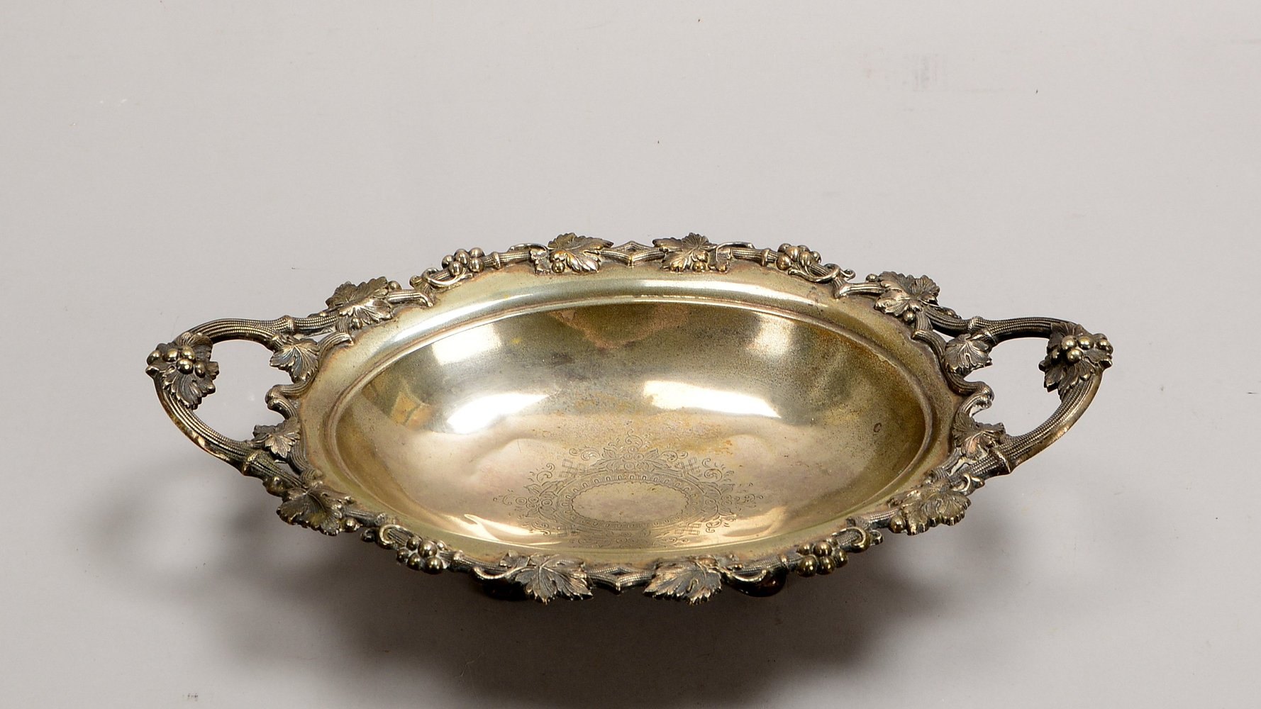 Henkelschale, 13-löt. Silber, oval, Rand mit Reliefdekor, 4x Volutenfüße; Gew. 245 g
