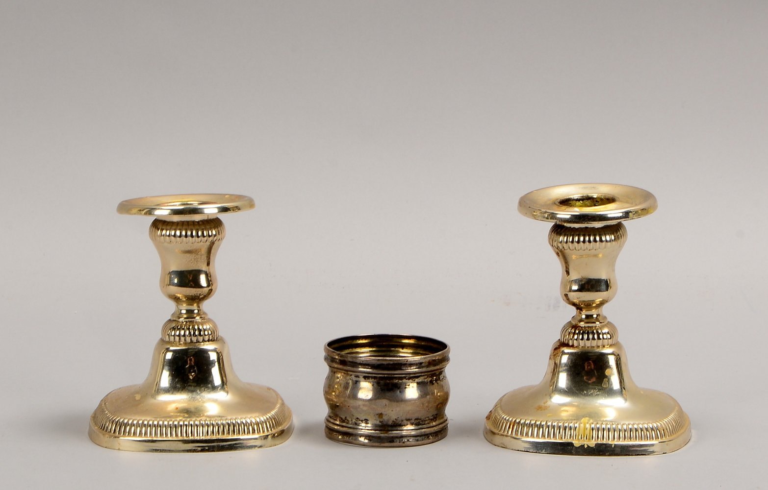2 Leuchter, 835 Silber, Fuß mit Metall-Abd./gefüllt, und 1 Serviettenring, 13-löt. Silber