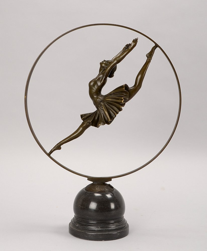 Bronzefigur, 'Ringtänzerin', sign. 'Callinet', auf getreppter Marmor-Halbkugel