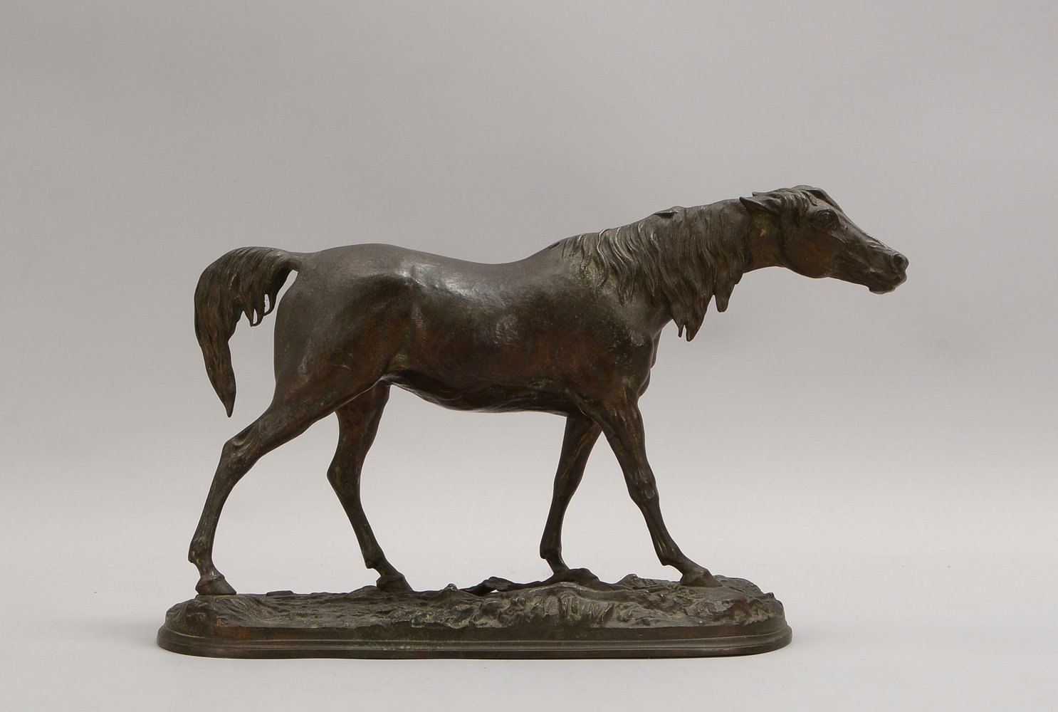Tierskulptur, 'Pferd', Kupfer bronziert, Figur auf ovalem Natursockel; Maße 27 x 45 cm