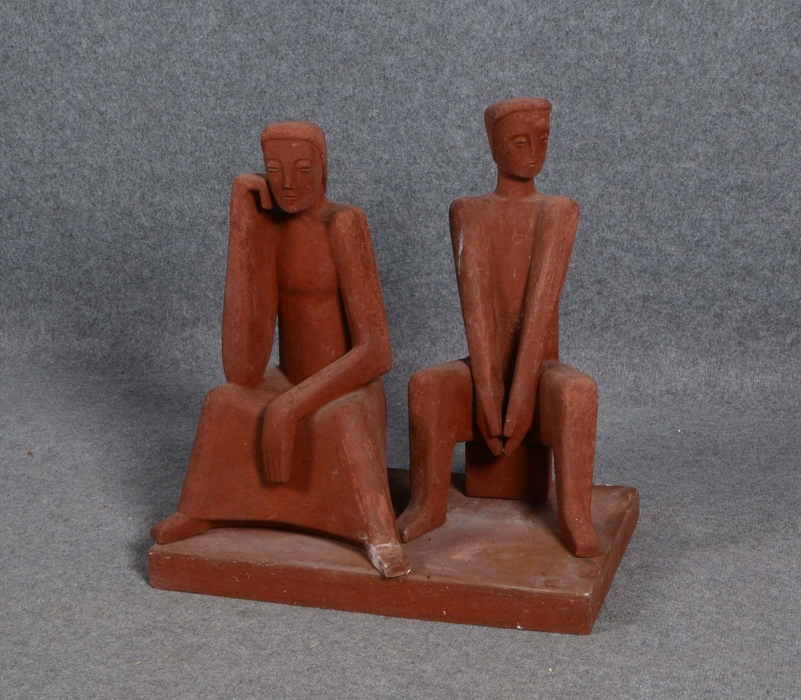 Görsch, Helmut, 3-tlg. Skulpturengruppe, Steinmasse ziegelrot gefasst; Höhe 53 cm